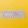 Anticonceptie pil met gele achtergrond.