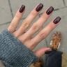 Een influencer poseert voor een foto van haar nagels.