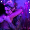 Foto van Jules en Maddy uit Euphoria, die elkaar een knuffel geven.