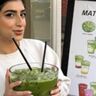 Foto van influencer Sara Faisal met een XXL matcha in haar handen.