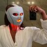 Vrouw met LED-gezichtsmasker.