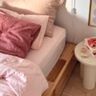 Bed met roze beddengoed.