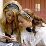 Foto van Leighton Meester en Blake Lively in de serie Gossip Girl.