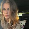 Kaia Gerber poseert voor een selfie.