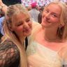 Twee meisjes tijdens een concert.