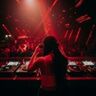 Vrouwelijke DJ.