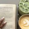 Vrouw die leest met koffie en matcha.