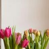 Kaarsen met een bosje tulpen.