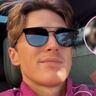 Zanger Antoon met een geblurde foto naast zich.