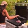 Meisje achter de BBQ.