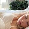 Influencer Brookie Yancey ligt in bed en slaapt.