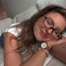Vrouw met een bril die op de bank ligt.