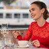 Emily drinkt een kopje koffie.