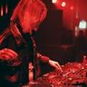Vrouwelijke DJ.