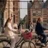 Meiden die op de fiets zitten.