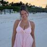 Lachende vrouw op het strand.