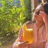 Vrouw met fruitdrankje.