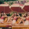 De leden van K3 op het strand.