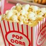 Een bak met popcorn.