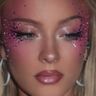 Zara Larsson met roze make-up en rhinestones