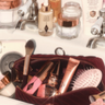 Charlotte Tilbury beautyproducten in en op wasbak.