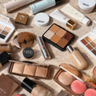 make-up producten op tafel