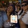 Twee meiden op een festival, voor hen zijn de geluidsreducerende oordopjes van Action geplakt.