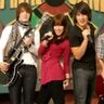 Demi Lovato, Kevin, Joe en Nicky Jonas met muziekinstrumenten