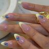 Gele nagels met blauwe besjes