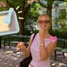 Meisje eet een ijsje. Naast haar is een foto geplaatst van de Rolled Ice Cream Maker van L&ouml;wenthal.