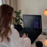 Vrouw achter haar laptop.