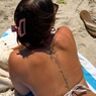 Meisje ligt te zonnen op het strand.