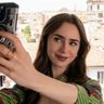 Emily maakt een selfie.