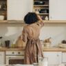 Vrouw in keuken.