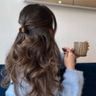 Vrouw in een caf&eacute;.