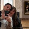 Koppel die een spiegelselfie maakt.