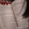 Vrouw leest uit een boek.