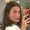 Spiegelselfie van Hailey Bieber.