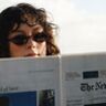 Vrouw leest de krant.