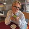 Vrouw met een bril en matcha.