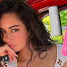 Bailey Clark in auto met Rhode Glazing Milk en Plump and Glaze toner