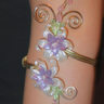 Handgemaakte armcuff met paarse en groene bloemen