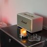 Een lavalamp, stereo en kaars op een kastje.