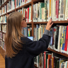 Josefine Vogt in een bibliotheek