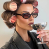 meisje met haarrollers