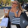Influencer Anna Strup houdt winkeltasjes vast.