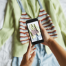 Een vrouw maakt foto's van kleding.