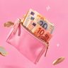 Roze portemonnee met geld.