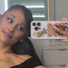 Ariana Grande poseert voor een selfie.