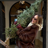 vrouw met kerstboom
